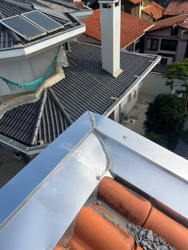 Calha metálica instalada em cobertura residencial